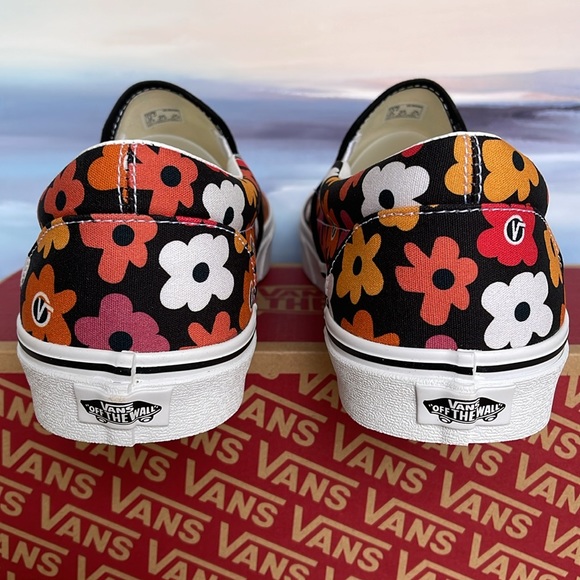 Vans Men’s Classic Slip-On
Flower Print Black/Multi
VN0A3UT7BML
Sneakers - Picture 15 of 16